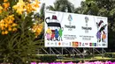 Namun, banjir besar yang menerjang Provinsi Songkhla memaksa panitia memindahkan lokasi pertandingan untuk 10 cabang olahraga ke Bangkok. Tampak dalam foto, papan reklame SEA Games 2025 terlihat di luar Stadion Nasional Rajamangala, Bangkok, Thailand pada Jumat 28 November 2025. (Chanakarn Laosarakham/AFP)