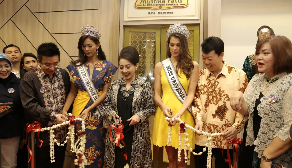 Selain menghadiri acara ajang kecantikan itu, Iris juga mecoba menjajal perawatan tradisional di House of Mustika Ratu. (Galih W. Satria/Bintang.com)