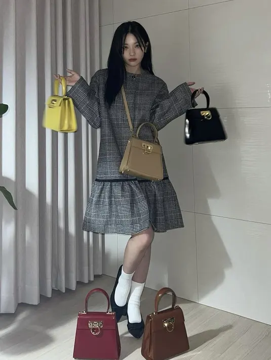Seulgi member dari Red Velvet ini mengenakan mini dress bermotif geometris. Ia tampak chic dengan heels hitam, dan kaos kaki putihnya. Jangan lupa kenakan sling bag sebagai pelengkap penampilan.(@hi_sseulgi)