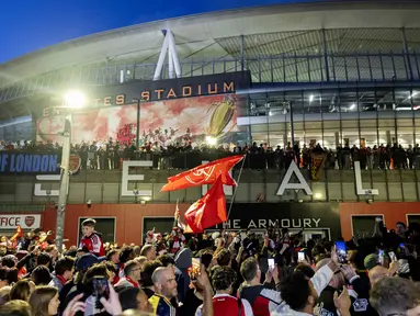 Para penggemar Arsenal merayakan kemenangan tim mereka di Liga Primer Inggris, di luar Stadion Emirates, London, Inggris, pada 19 Mei 2026. (Brook Mitchell/AFP)