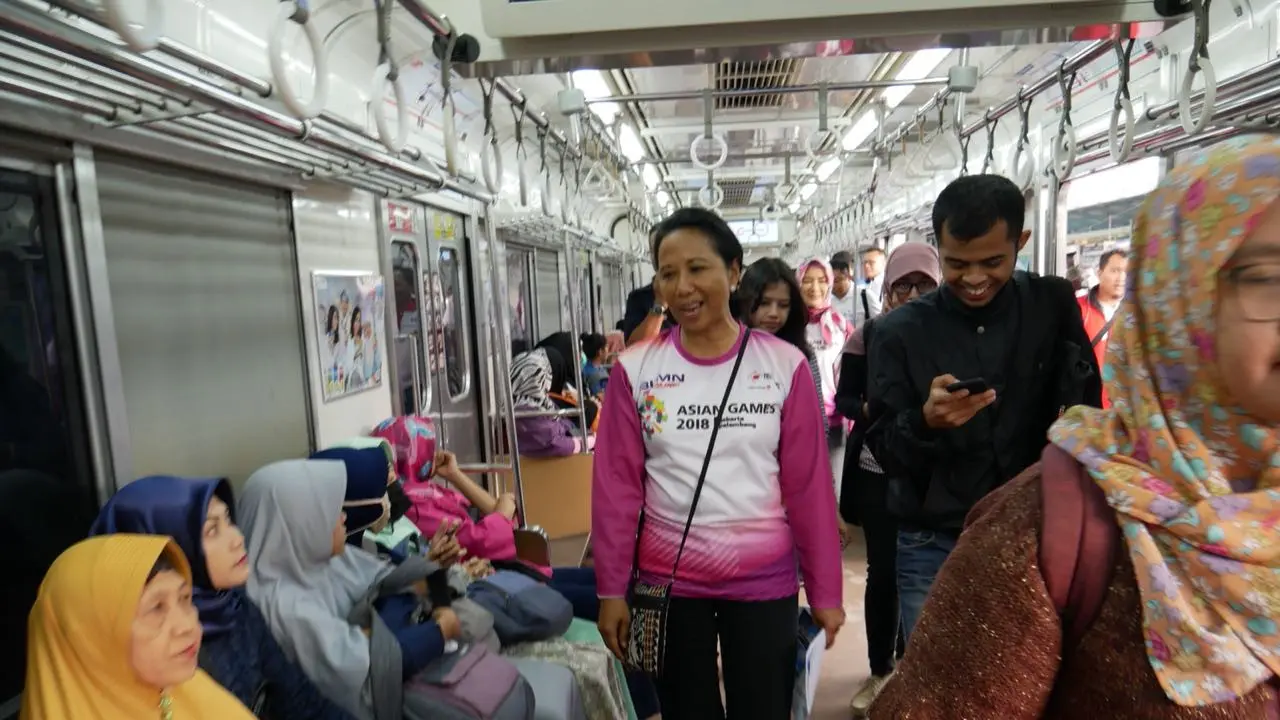 Menteri Badan Usaha Milik Negara (BUMN) Rini Soemarno meninjau jalur kereta rel listrik (KRL) Jakarta-Bogor pada Sabtu (18/8/2018). Dok Kementerian BUMN