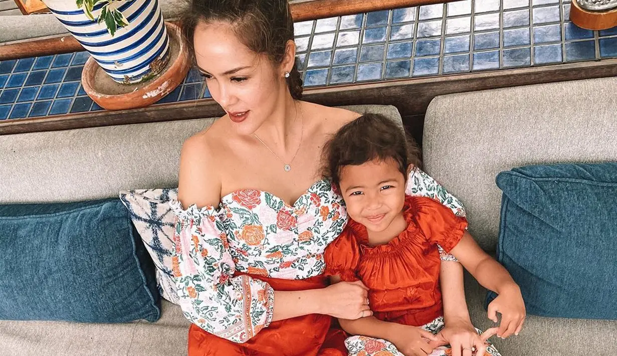 "Iya yang senang itu ya mereka, tapi nggak tahu deh sekarang mamanya jadi lebih senang dari mereka. Buat seru-seruan aja meramaikan #MomsofTikTok. Saya lagi senang menghibur diri," ujar Cathy Sharon kepada awak media, Kamis (28/5/2020) malam. (Instagram/cathysharon)