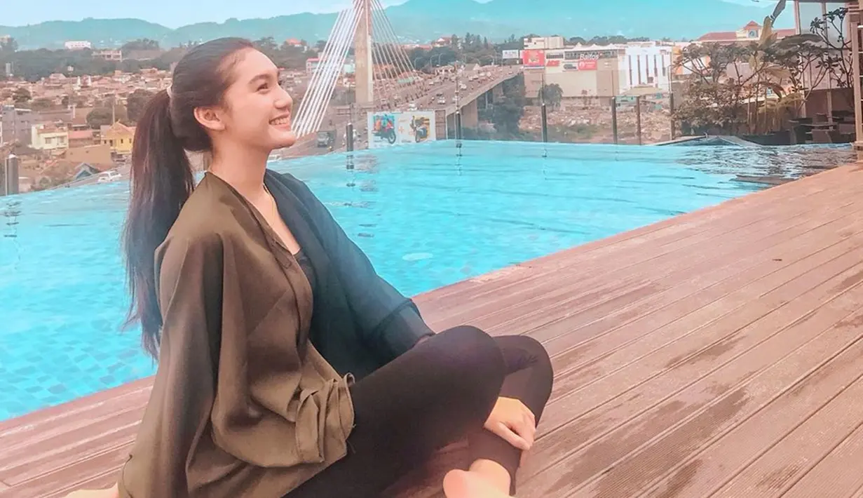 Perempuan kelahiran 23 Februari 2000 memang gemar melepas penat di spot-spot instagramable. Saat ia duduk santai di pinggir kolam renang dengan rambut terkuncir, aura kecantikan Fiolina begitu terpancarkan. Liputan6.com/IG/@fiolinatejaay)