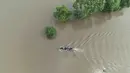 Petugas penyelamat mengevakuasi penduduk desa dari daerah banjir setelah hujan deras dan naiknya permukaan air di sungai Thatta Mahla, Distrik Jhang, Pakistan, Senin 1 September 2025. (AP Photo/Jahan Zeb)