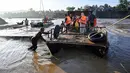 Dan, sebagai bentuk kepedulian dan keberpihakan terhadap kondisi siswa, Disdikbud Kabupaten Bireuen juga memberikan kelonggaran, termasuk aturan berpakaian. Tampak dalam foto, Masyarakat menggunakan perahu darurat untuk menyeberangi Sungai Peusangan pasca banjir bandang yang menghancurkan desa-desa di sekitarnya di kabupaten Bireuen, provinsi Aceh, Indonesia pada Senin 5 Januari 2026. (CHAIDEER MAHYUDDIN/AFP)