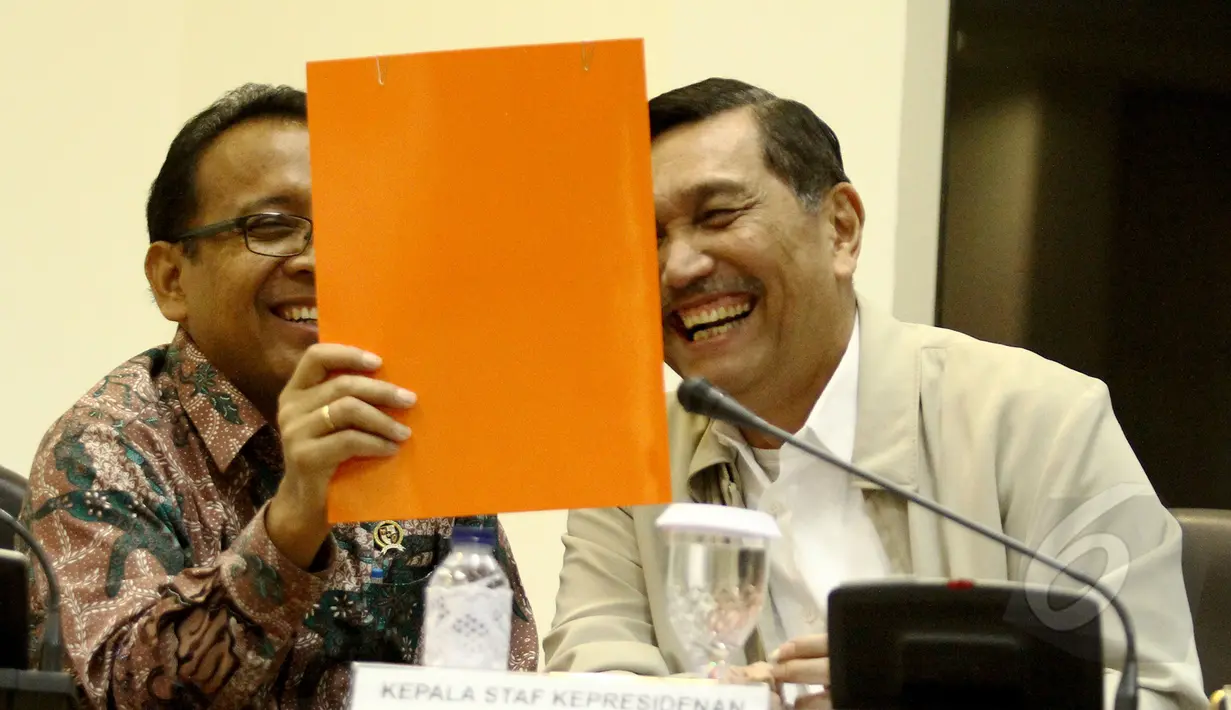 Menteri Sekretaris Negara Pratikno (kiri) dan Kepala Staf Kepresidenan Luhut Pandjaitan saat menghadiri rapat terbatas di Kantor Presiden, Komplek Istana Kepresidenan, Jakarta, Senin (16/3/2015). (Liputan6.com/Faizal Fanani)