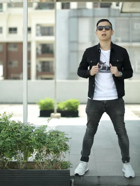 Perceraian selebriti tak luput dari perhatian Ernest Prakasa. Penulis Skenario Asli Terbaik Festival Film Indonesia 2017 itu mengangkat cerrita kisah perceraian artis ke dalam layar lebar.  (Adrian Putra/Bintang.com)