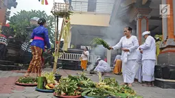 Suasana prosesi upacara mecaru di Pura Tribhuana Agung Sukmajaya Depok, Jawa Barat, Rabu (6/3). Upacara Mecaru dilaksanakan sebelum Hari Raya Nyepi pada waktu Sasih Kesanga. (Liputan6.com/Herman Zakharia)