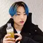 Jungkook BTS kedapatan minum kombucha lemon saat muncul di V LIVE, 27 Februari 2021. (dok. tangkapan layar V LIVE/BTS)