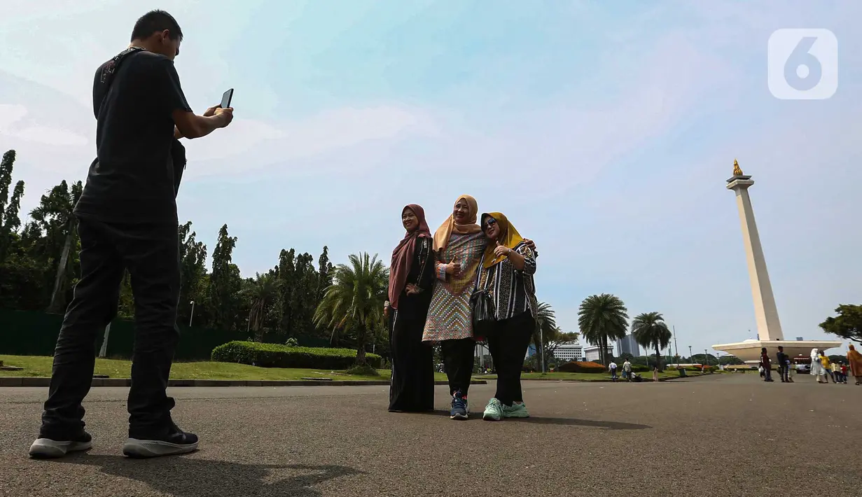 Pada Sabtu (13/4/2024) kemarin, pada pukul 12.00 WIB, tercatat lebih dari 4.000 orang berkunjung ke kawasan Monas. (Liputan6.com/Angga Yuniar)