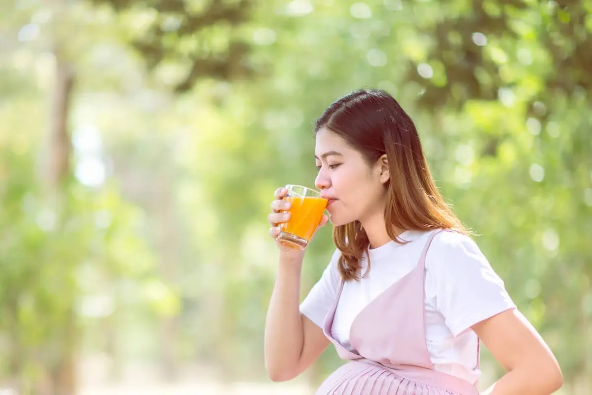 minum jus jeruk
