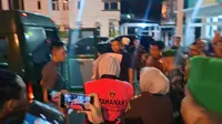 CA, tersangka korupsi dana nasabah bank pelat merah di Pringsewu saat digiring ke mobil tahanan. Foto : (Liputan6.com/Ardi).