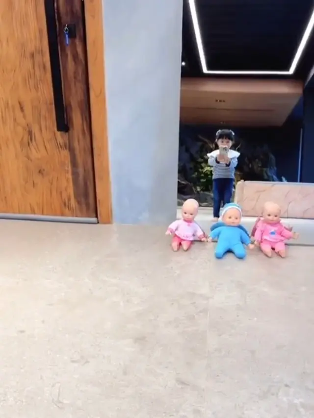 Momen Kelakuan Lucu Ameena Pinjam Ponsel Ayahnya, Ternyata Dipakai untuk Foto Boneka Bayi