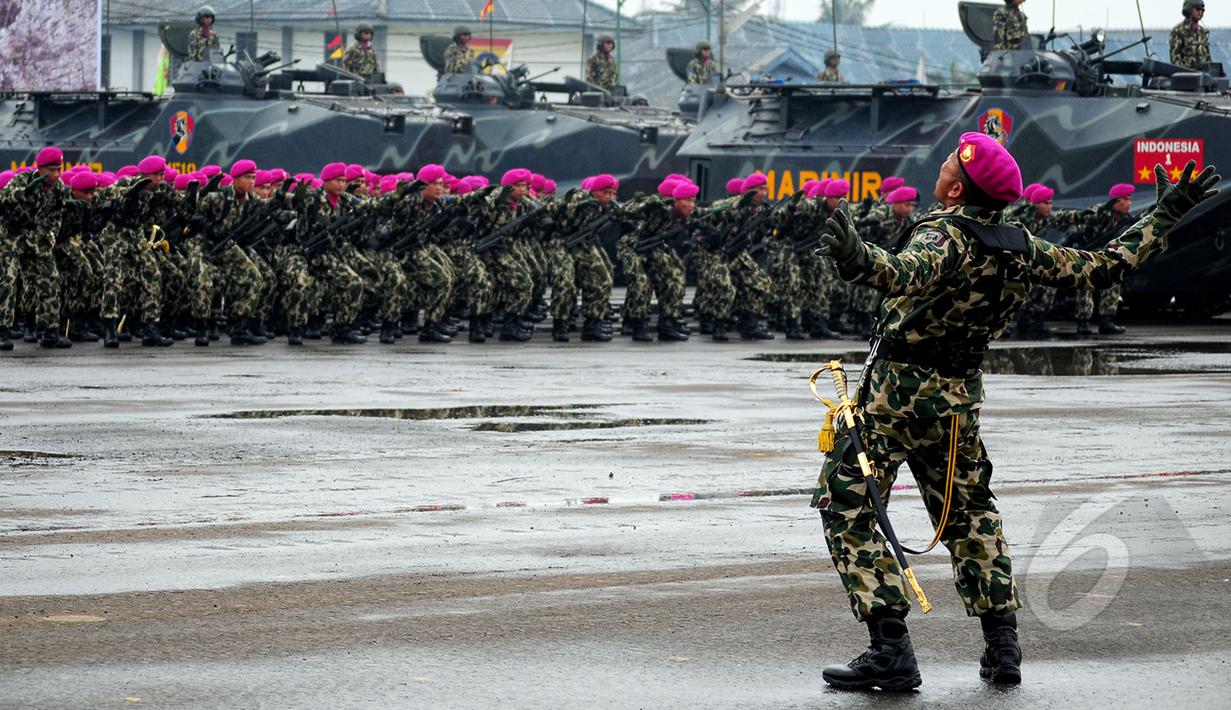 Prajurit Marinir TNI AL melakukan atraksi di Markas Marinir Cilandak, Jakarta Selatan, Kamis (2/4/2015). Antraksi tersebut untuk pemberian gelar Warga Kehormatan Marinir kepada KSAL Laksamana Ade Supandi. (Liputan6.com/Yoppy Renato)