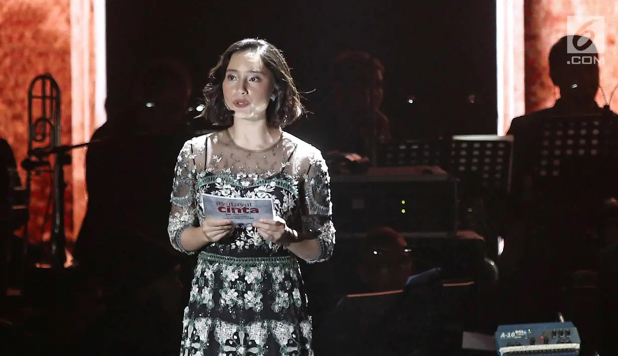 Penampilan aktris Tatjana Saphira saat membaca puisi tampil pada konser Colours of Love di Jakarta, Rabu (20/12). Film Ayat-ayat Cinta 2 yang mulai tayang Kamis 21 Desember 2017. (Liputan6.com./Herman Zakharia)