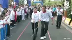 Presiden Jokowi dan Ibu negara bermain gerobak sodor bersama murid-murid sekolah dasar di Istana.
