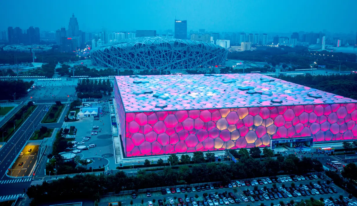 The Water Cube berhias lampu berwarna merah untuk menandai Hari Inklusi di Beijing, China, Jumat (20/7). Hal ini mewakili tampilan kesatuan global sebagai bagian dari HUT ke-50 Special Olympics. (Dan Sandoval/Light Up For Inclusion/AFP-Services)