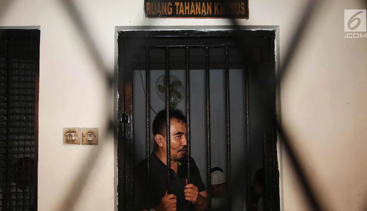 Gatot Brajamusti berada di ruang tahanan di PN Jakarta Selatan, Selasa (31/10). Gatot menjalani proses hukum kasus dugaan kepemilikan senjata api ilegal, satwa langka, hingga dugaan tindakan asusila terhadap korban CT. (Liputan6.com/Immanuel Antonius)