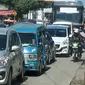 Jelang penutupan jalan raya menuju Puncak, Bogor, kemacetan beralih di Jonggol (Liputan6.com/Darno)