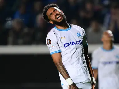 Pemain Marseille, Pierre-Emerick Aubameyang, tampak kecewa setelah ditaklukkan Atlanta pada laga semifinal Liga Europa di Bergamo, Italia, Jumat (10/5/2024). (AFP/Marco Bertorello)