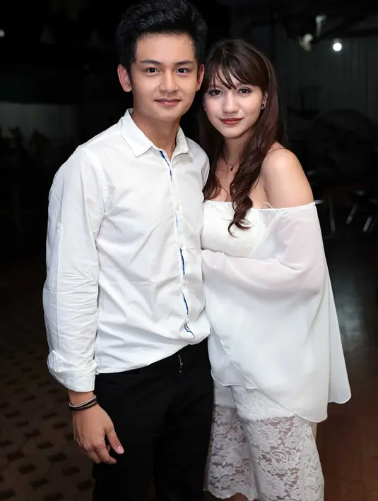 Perayaan Natal tahun ini ala Randy nampaknya masih sama seperti tahun-tahun sebelumnya. Kunjungan utama dia dan keluarga adalah beribadah ke Gereja, setelah itu acara makan siang dengan keluarga dan buka kado. (Deki Prayoga/Bintang.com)