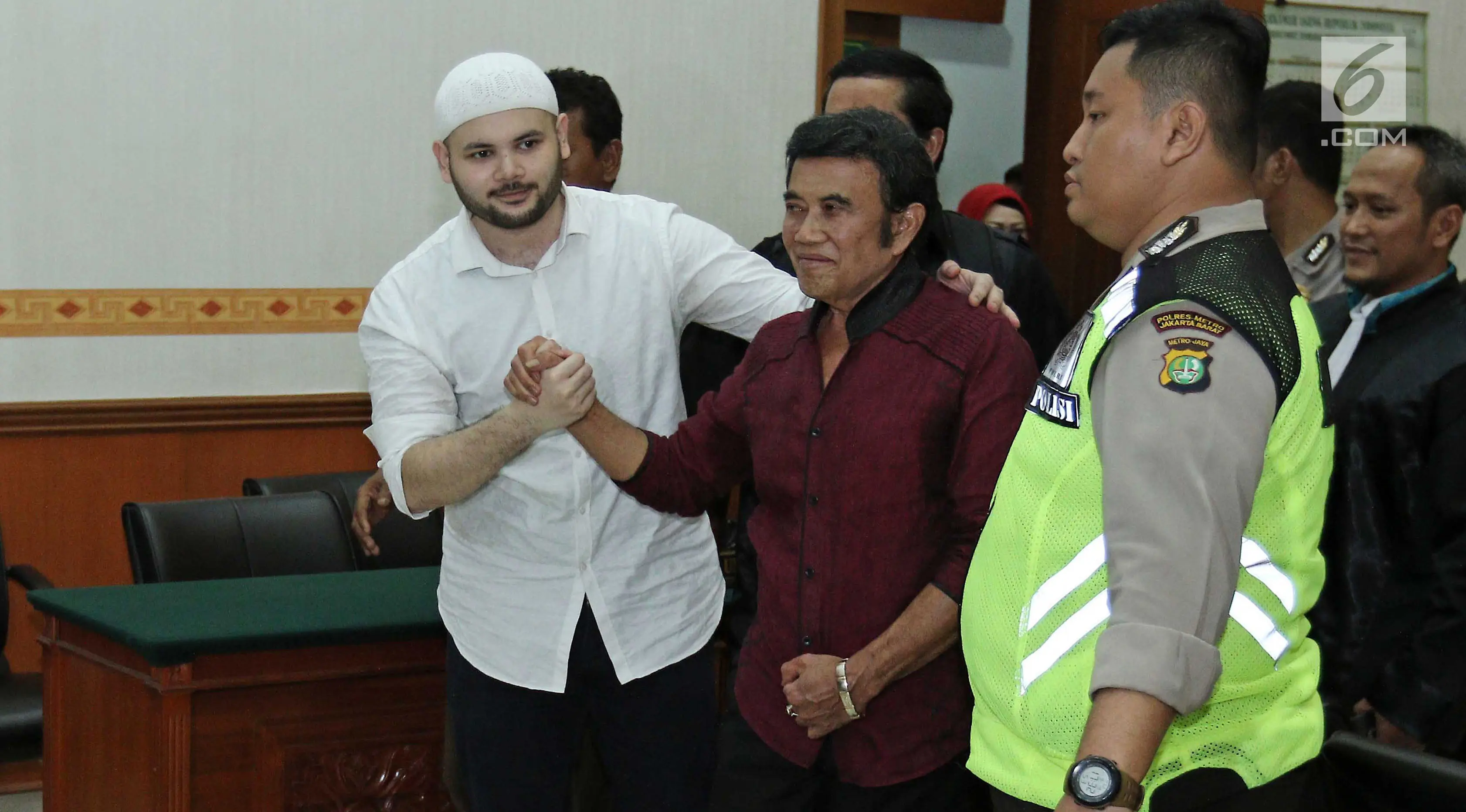 Rhoma Irama mengikuti sidang putusan terhadap putranya, Ridho Rhoma di Pengadilan Negeri Jakarta Barat, Selasa (19/9/2017). Ridho Rhoma divonis 10 bulan. (Herman Zakharia/Liputan6.com)