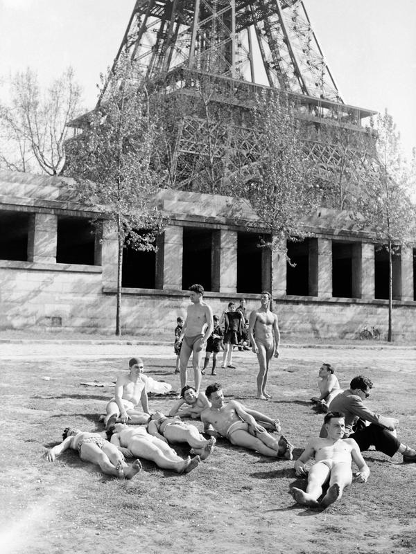 Anak-anak muda menikmati musim semi di dekat Menara Eiffel, Paris, Prancis, April 1947. (AFP)
