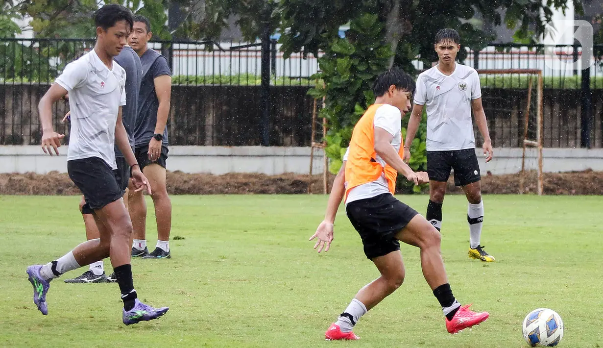 Para pemain Timnas Indonesia U-20 berlatih di Lapangan A Senayan, Jakarta, Rabu (15/2/2023). Timnas Indonesia U-20 menjalani pemusatan latihan jelang kejuaraan Piala Asia U-20 2023 dan akan mengikuti mini tournament yang digelar oleh PSSI. (Liputan6.com/Herman Zakharia)