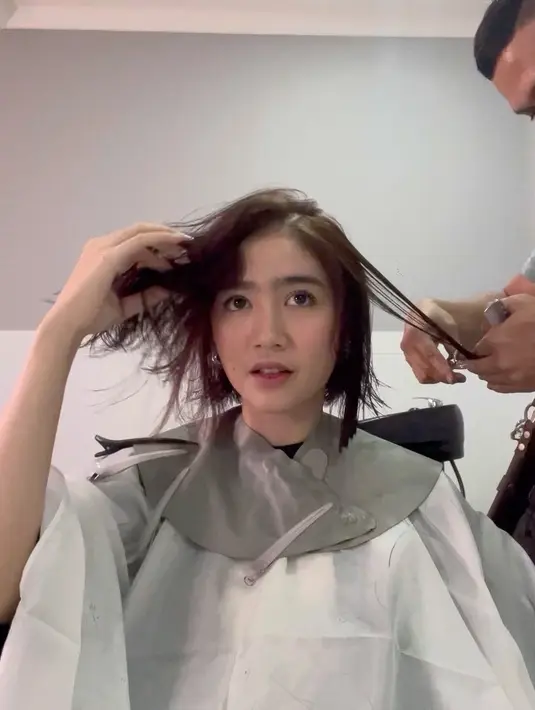 Menurutnya, potong rambuk pendek ini merupakan yang pertamanya. "Ini adalah rambut terpendek yang pernah ada," sambung Febby. [Instagram/febbyrastanty]