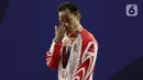Lifter putra Indonesia, Suratman menangis saat naik podium usai mendapatkan medali perunggu SEA Games 2019 cabang angkat besi nomor 55 kg di Stadion Rizal Memorial, Manila, Minggu (1/12/2019). Dirinya meraih perak dengan total angkatan 250 kg. (Bola.com/M Iqbal Ichsan)