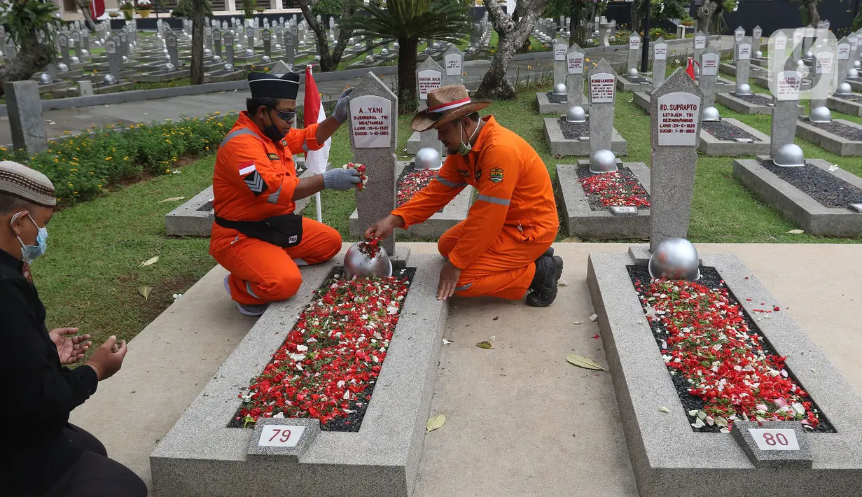 Warga menabur bunga saat berziarah di Taman Makam Pahlawan (TMP) Kalibata, Jakarta, Rabu (10/11/2021). Ziarah tersebut dilakukan untuk mengingat jasa para pahlawan dan sebagai upaya memperingati Hari Pahlawan yang diperingati setiap tanggal 10 November. (Liputan6.com/Herman Zakharia)