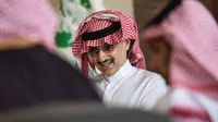 Alwaleed bin Talal menjawab pertanyaa wartawan terkait niat beramalnya di Riyadh, Arab Saudi, Rabu (1/7/2015). Alwaleed berjanji akan memberikan hartanya senilai USD 32 miliar, atau Rp 427 triliun untuk kepentingan amal. (AFP/Fayez Nureldine)