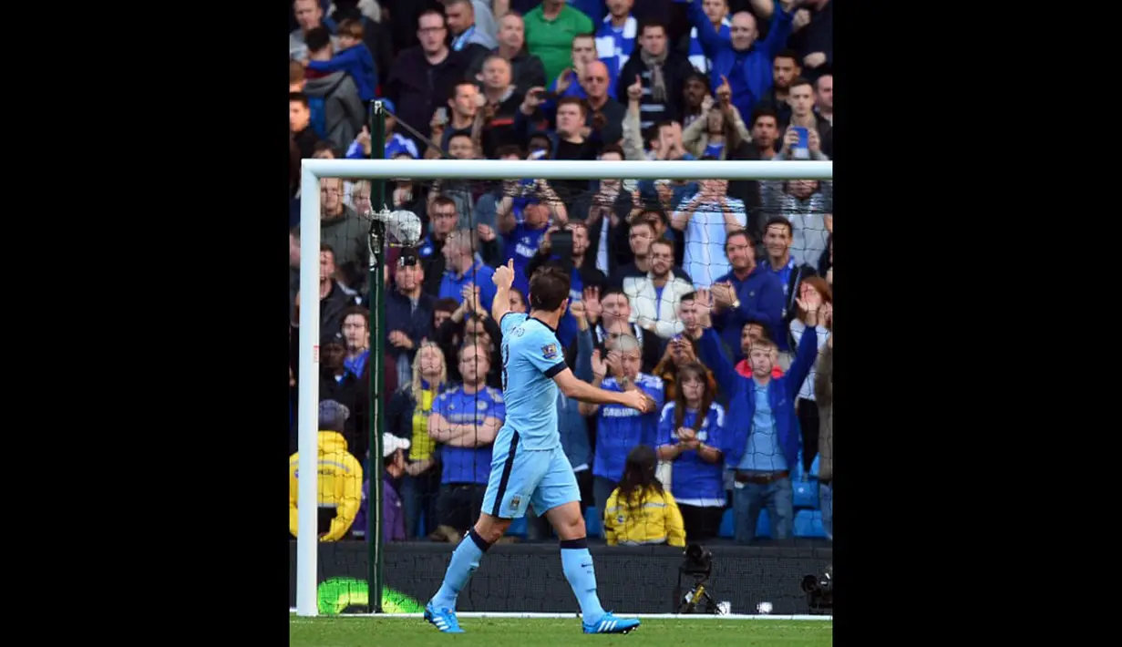 Gelandang Manchester City, Frank Lampard, memberikan penghormatan pada penggemar Chelsea di laga lanjutan Liga Primer Inggris di Stadion Etihad, (21/9/2014). (AFP PHOTO/Carl Court)