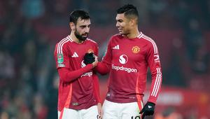 Pemain Manchester United, Bruno Fernandes dan Casemiro, merayakan kemenangan atas Leicester City pada pertandingan babak 16 besar Carabao Cup di Stadion Old Trafford, Kamis (31/10/2024). (AP Photo/Dave Thompson)