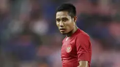 Meski bukan pemain paling senior, pelatih Shin Tae-yong nyatanya menunjuk Evan Dimas sebagai kapten untuk memimpin Timnas Indonesia di ajang Piala AFF 2020. Publik tentu menaruh harapan besar darinya untuk membawa piala pertama di pentas sepak bola Asia Tenggara tersebut. (Bola.com/M. Iqbal Ichsan)