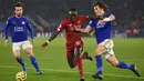 Gelandang Liverpool, Sadio Mane, berusaha melewati bek Leicester, Ben Chilwell, pada laga Premier Laegue di Stadion King Power, Leicester, Kamis (26/12). Leicester kalah 0-4 dari Liverpool. (AFP/Oli Scarff)