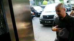 Ahmad Dhani berjalan masuk ke kantor Direktorat Reserse Kriminal  Khusus Polda Metro Jaya, Jakarta, Kamis (9/4/2015).Ahmad Dhani melaporkan pengacara Farhat Abbas terkait kasus pencemaran nama baik di media sosial. (Liputan6.com/Faisal R Syam)