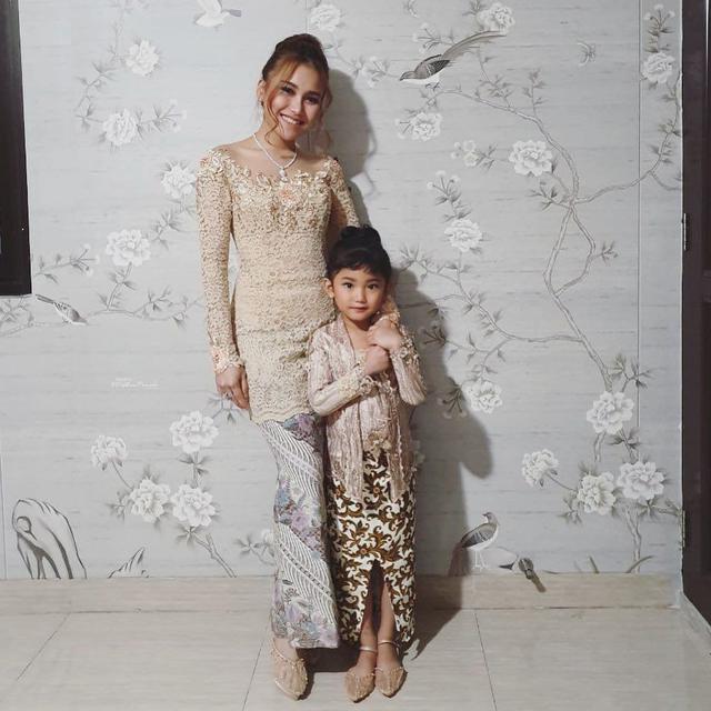 6 Potret Ayu Ting Pakai Kebaya, Tampil Anggun dan Elegan