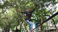 Olah raga slackline marak di Bandung (Liputan6.com / Aditya Prakasa)