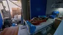 Seorang anak laki-laki yang sakit terbaring di kamar yang rusak di Rumah Sakit Jabal Amel, setelah serangan udara Israel pada Senin (1/6) yang menghantam gedung di dekatnya, di kota pelabuhan selatan Tyre, Lebanon, Selasa 2 Juni 2026. (AP Photo/Mohammed Zaatari)
