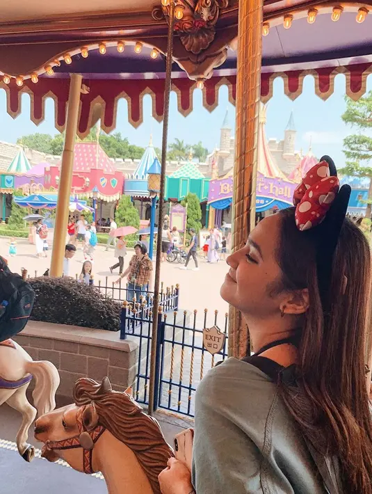 Disneyland, Hongkong tentu saja menjadi salah stau tempat liburan yang tak boleh terlewatkan. Menggunakan bandan Minnie Mouse dengan baju bewarna abu-abu, Syifa terlihat menikmati wahana permainan yang ada di Disneyland. (Liputan6.com/IG/syifahadjureal)