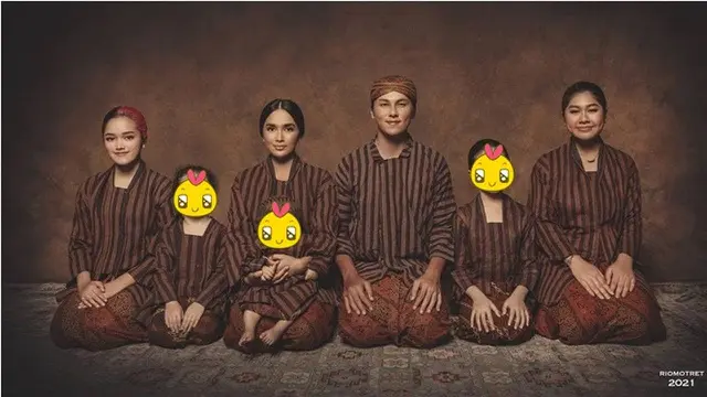 Potret Kompak 6 Keluarga Artis Tanah Air Pakai Baju Adat, Anggun dan Gagah