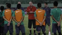 Pelatih timnas Indonesia, Alfred Riedl, saat memantau latihan jelang laga uji coba melawan Malaysia di Stadion Manahan, Solo, Jawa Tengah, Senin (5/9/2016). (Bola.com/Vitalis Yogi Trisna)