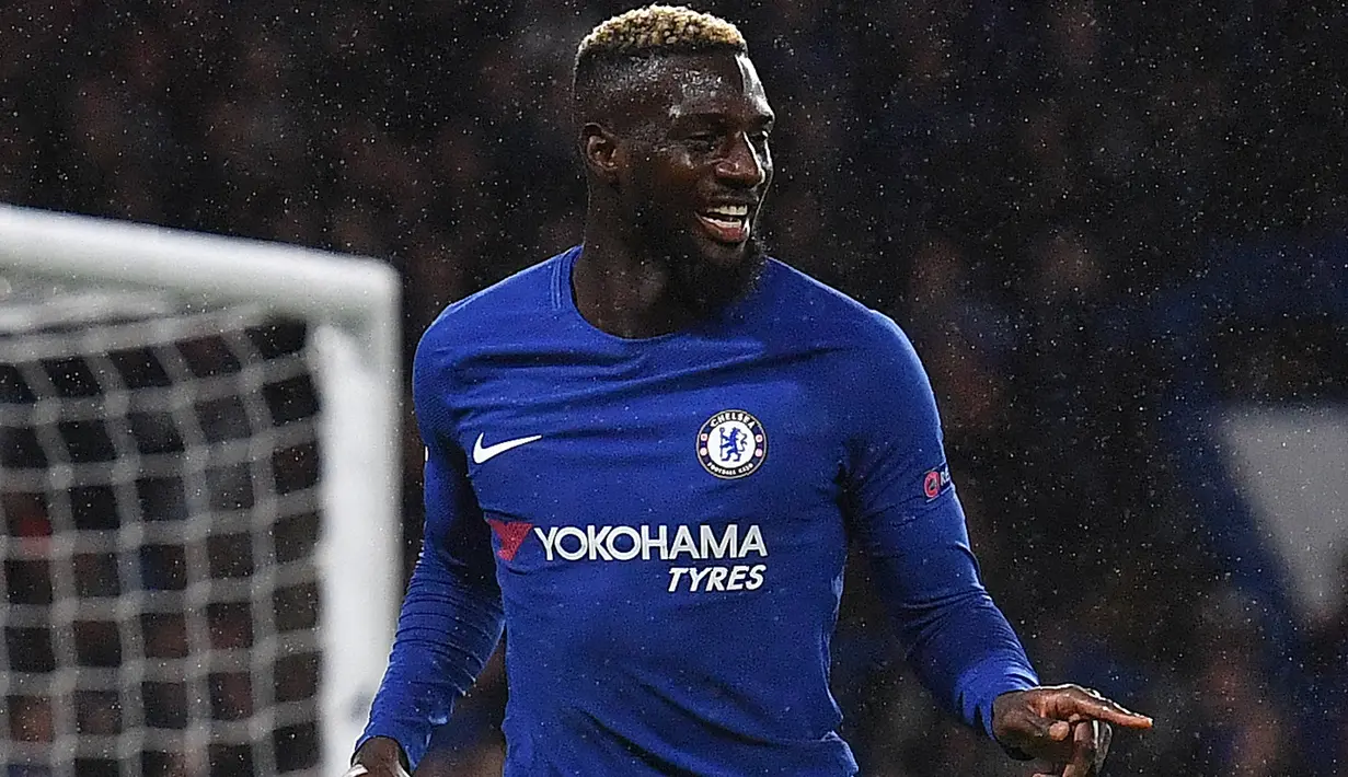 Gelandang Chelsea, Tiemoue Bakayoko melakukan selebrasi usai mencetak gol ke gawang Qarabag pada Grup C Liga Champions di Stamford Bridge, London, Inggris (12/9). Chelsea menang telak atas Qarabag 6-0. (AFP Photo/Ben Stansall)