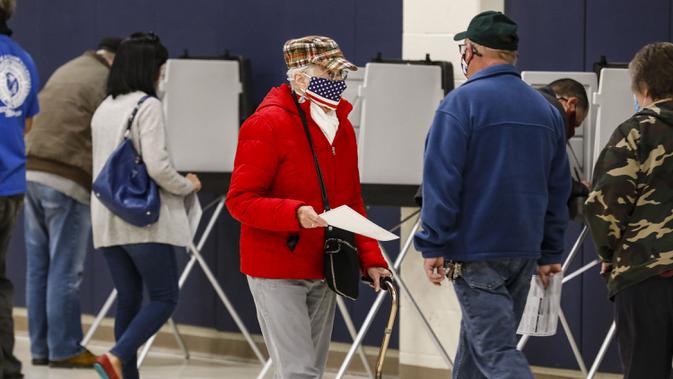 Para pemilih terlihat di tempat pemungutan suara di Kenosha, Wisconsin, Amerika Serikat (AS), 3 November 2020. Pemungutan suara pada Hari Pemilihan berlangsung di seluruh AS di tengah pandemi COVID-19 yang berkecamuk dan perpecahan politik yang semakin dalam. (Xinhua/Joel Lerner)