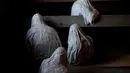 Gambar pada 30 Agustus 2018 menunjukkan patung-patung berselimut jubah yang ditampilkan di Gereja St George, Lukova, Republik Ceko. Sekilas, patung-patung ini terlihat mirip hantu dengan jubah putih yang membuat bulu kuduk merinding. (AP/Petr David Josek)