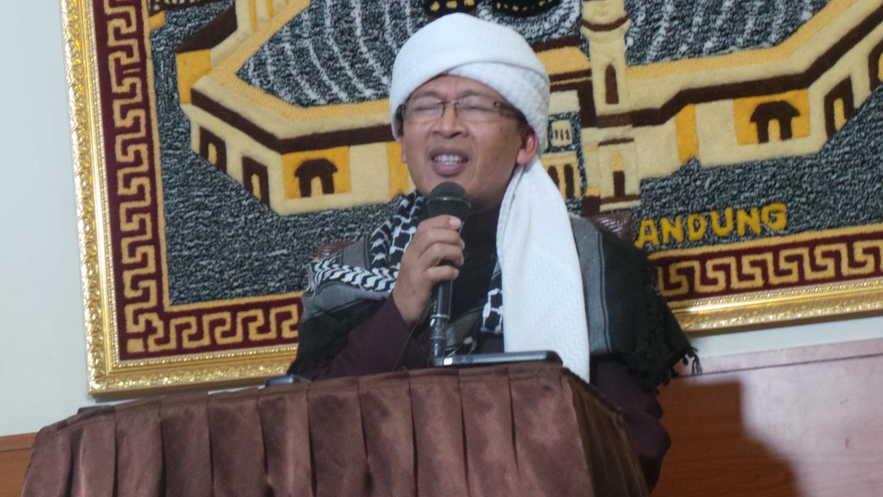 Abdullah Gimnastiar atau Aa Gym