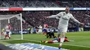 Penyerang Real Madrid, Gareth Bale, melakukan selebrasi usai membobol gawang Atletico Madrid pada laga La Liga di Stadion Wanda Metropolitano, Sabtu (9/2). Real Madrid menang 3-1 atas Atletico Madrid. (AP/Manu Fernandez)