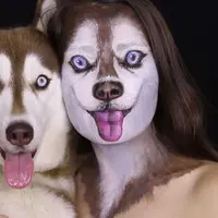 Seorang 'makeup' mendandani wajahnya jadi seperti anjing Siberian Husky.