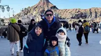 Desta dan Natasha Rizky Liburan ke Jepang Bareng Anak-Anak, Disebut Bakal Ada Kabar Baik di 2025.&nbsp; foto; Instagram @desta80s